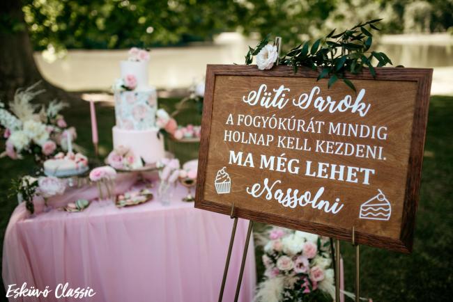 Sütisarok kalligrafikus táblánk